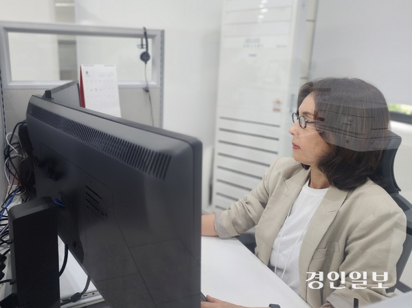인천시가 이달 5일 개소한 ‘24시간 외로움 상담콜’ 센터를 총괄하는 한희정 센터장이 상담자들의 기록을 살펴보고 있다. 2026.8.21 /한달수기자 dal@kyeongin.com