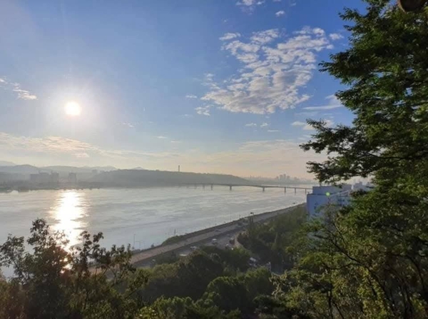양천 궁산성지에서 본 양화진 너머 목멱산 위 타오르는 태양과 한강에 반짝이는 윤슬. /최철호 소장 제공