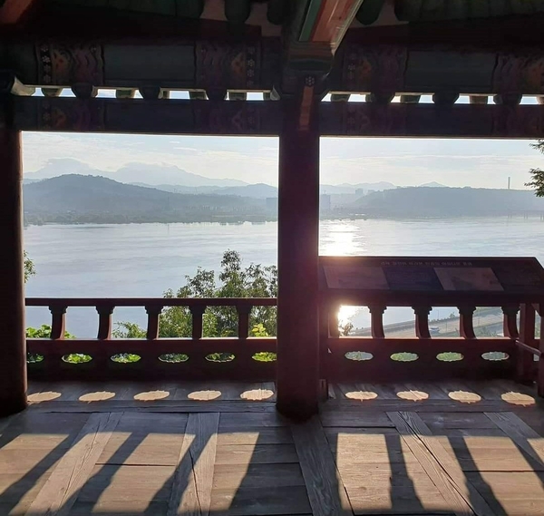양천 궁산 소악루에서 바라본 한강 따라 목멱산에 해 뜨는 풍광. /최철호 소장 제공