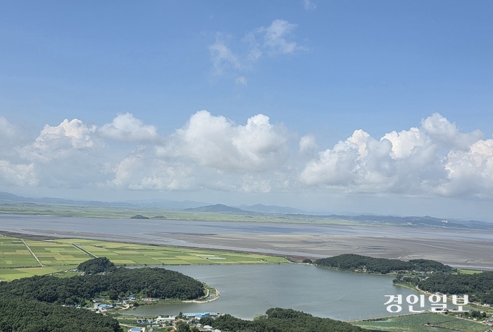 교동 화개산 정상 전망대에 서면 고구저수지 건너로 북녘의 하늘과 산하가 손에 잡힐 듯 가까이 펼쳐진다. 고려 시인 묵객의 시선도 크게 다르지 않았을 듯하다. 2026.8.25 /정진오기자 schild@kyeongin.com