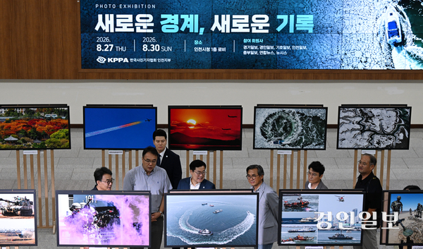 박찬대 인천시장이 27일 시청 중앙홀에서 열린 한국사진기자협회 인천지부 보도 사진전 ‘새로운경계, 새로운 기록’에서 작품들을 관람하고 있다.2026.8.27 /조재현기자 jhc@kyeongin.com
