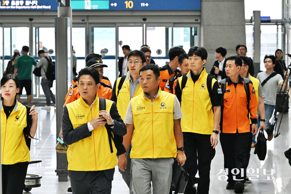 네팔 수력발전소 건설 현장 인근에서 발생한 홍수와 산사태로 한국남동발전과 두산에너빌리티 소속 한국인들이 실종된 가운데 외교부·소방청·경찰청 등으로 구성된 합동 신속대응팀이 27일 오전 인천국제공항1터미널 출국장에서 출국하고 있다. 2026.8.27 /조재현기자 jhc@kyeongin.com