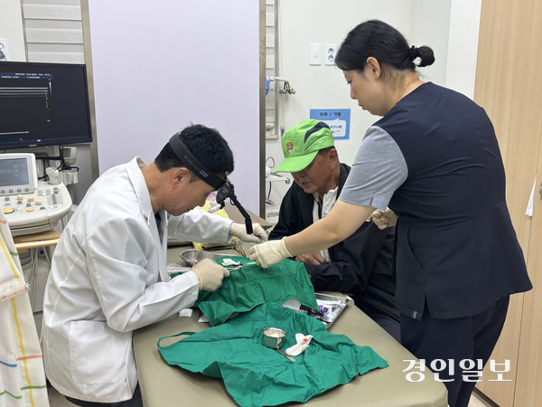 27일 경기도립 안성휴게소 의원을 찾은 박재열 어르신이 박홍식 진료원장에게 치료를 받고 있다. 2026.8.27 /이영지기자 bbangzi@kyeongin.com