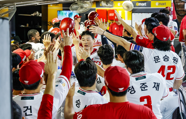 27일 인천 SSG 랜더스필드에서 열린 한화 이글스와의 경기에서 전의산이 역전 3점 홈런을 친 뒤 세리머니를 하고 있다. /SSG 제공