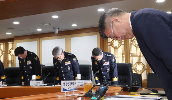 윤호중 행정안전부 장관이 지난 26일 서울 종로구 정부서울청사에서 열린 경찰 지휘부 회의에서 제주 실종 허위종결 사건과 관련해 유재성 경찰청장 직무대행, 홍석기 국가수사본부장 등 참석자들과 대국민 사과를 하고 있다. 2026.8.26 /연합뉴스