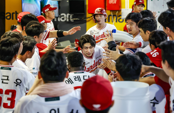 27일 인천 SSG 랜더스필드에서 열린 한화 이글스와의 경기에서 안상현이 2점 홈런을 친 뒤 세리머니하고 있다. /SSG 제공