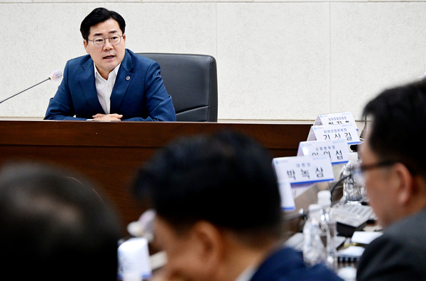 박찬대 인천시장이 27일 시청 영상회의실에서 열린 ‘8월 간부회의’에서 실국장들과 주요현안을 논의하고 있다. 2026.8.27 /인천시 제공