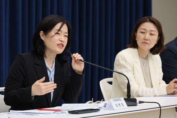 이현정 행정안전부 지방세제국장(왼쪽)이 25일 세종시 정부세종청사에서 2026년 지방세제 개편안에 대해 설명하고 있다. 2026.8.25 /연합뉴스
