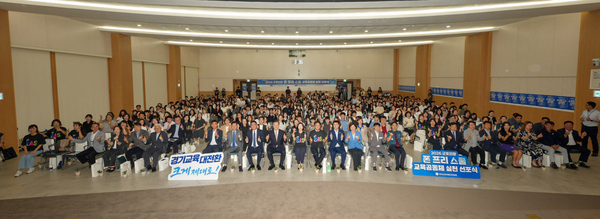 안민석 경기도교육감과 한대희 군포시장, 김성제 의왕시장 등은 27일 군포시청 대회의실에서 열린 ‘폰 프리 스쿨 교육공동체 실천 선포식’에 참여해 스마트폰 사용을 줄이면서 독서와 예술, 스포츠, 소통 등의 활동을 넓히는 데 적극 공감했다. 2026.8.27 /군포의왕교육지원청 제공