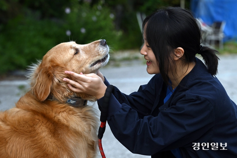 홍서정 원장이 홍금동물병원의 마스코트 금동이를 쓰다듬고 있다. 2026.8.26 /최은성기자 ces7198@kyeongin.com