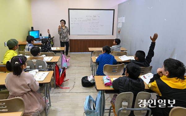 경기도내 한 대안학교에서 수업중인 외국인 아동들. 2023.4.27 /경인일보DB