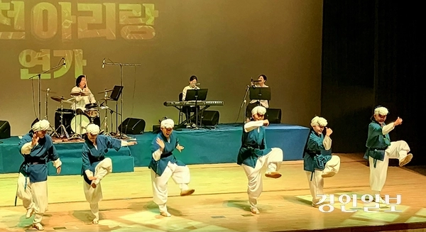 지난 29일 전통연희단 잔치마당의 ‘연희판놀음 인천아리랑 연가’가 열린 인천 서해구 청라블루노바홀. 2026.8.29 /김성호기자 ksh96@kyeongin.com