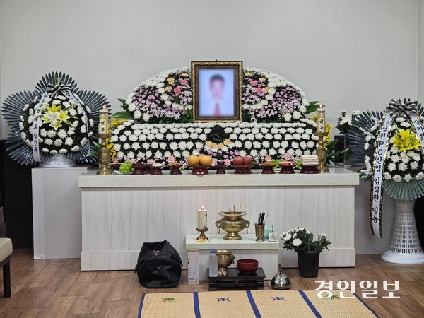 지난 28일 오후 6시께 찾은 응우옌 반 탄씨의 빈소. 이천의 한 장례식장에 빈소를 차린 그는 지난 26일 오후 5시45분께 이천시 대월면의 태명실업에서 발생한 사고로 숨졌다. 2026.8.28 /이시은기자 see@kyeongin.com