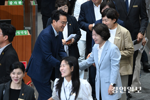 지난 달 경기도의회 본회의장에서 열린 제392회 임시회 제4차 본회의에서 추미애 경기도지사가 안민석 경기도교육감과 인사하고 있다. 2026.7.23 /최은성기자 ces7198@kyeongin.com
