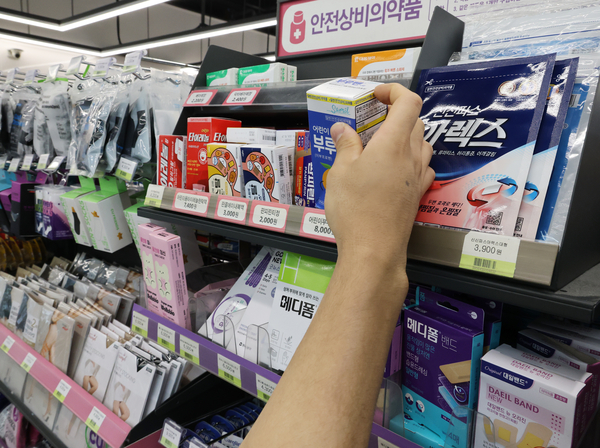 27일 서울 시내 한 편의점 안전상비의약품 판매대에서 시민이 약을 고르고 있다. 정부가 편의점 판매 ‘안전상비의약품’을 품목수를 20종으로 확대하는 방안을 추진하는 가운데 약사 단체들이 잇따라 우려의 목소리를 내며 반대 운동을 본격화하고 있다. /연합뉴스