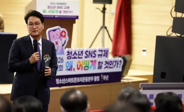 ‘청소년 SNS 규제 왜, 어떻게 할 것인가’ 토론회에서 안민석 경기도교육감이 발언하고 있다. 2026.8.27 /경기도교육청 제공