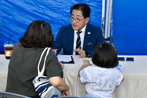 이기형 김포시장이 지난 28일 오후 6시부터 8시까지 김포골드라인 구래역 광장에서 ‘시장이 ON다!’ 이동시장실을 열고, 시민들의 생활 불편사항을 청취하고 있다. 2026.8.28 /김포시 제공