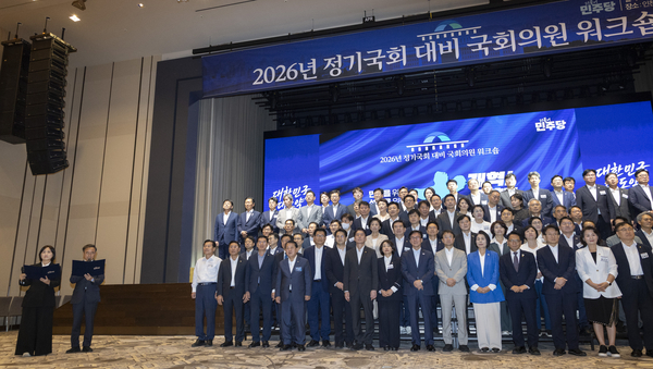 더불어민주당 김민석 대표와 한병도 원내대표를 비롯한 당 지도부와 의원들이 28일 인천 영종구 인스파이어 리조트에서 열린 2026 정기국회 대비 국회의원 워크숍에서 결의문 채택하고 있다. 2026.8.28 /연합뉴스