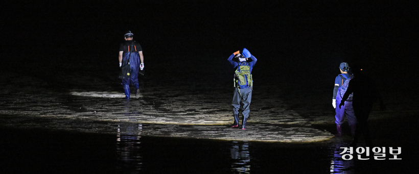 인천해양경찰과 해양재난구조대가 지난 28일 오후 인천시 옹진군 영흥면 내리 갯벌 출입통제구역 인근에서 해루질 중인 방문객 모습. 2026.8.28 /조재현기자 jhc@kyeongin.com