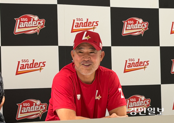 27일 인천 SSG 랜더스필드에서 이숭용 감독이 취재진의 질문에 답하고 있다. 2026.8.27/백효은기자 100@kyeongin.com