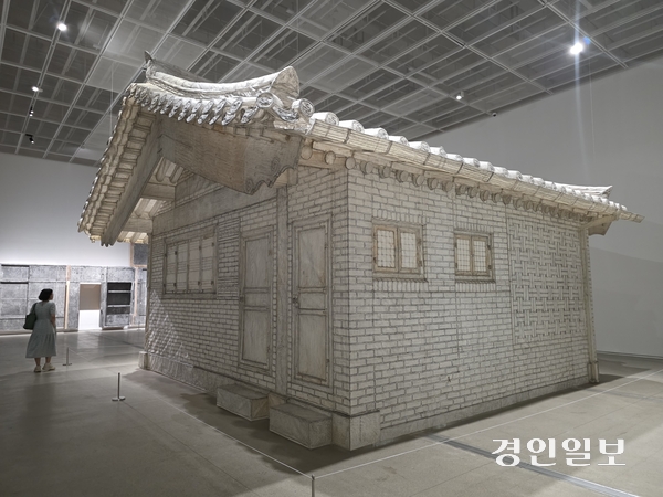국립현대미술관 서울에서 열리고 있는 ‘서도호 개인전’의 전시 모습. 2026.8.30 /구민주기자 kumj@kyeongin.com