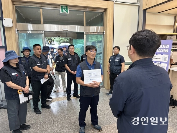 민주노총 금속노조 경기지부는 31일 고용노동부 경기청에서 기자회견을 연 뒤 ‘원청교섭 요구단위 현황’이 담긴 의견서를 전달했다. 2026.8.31 /목은수기자 wood@kyeongin.com