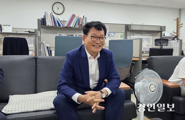 더불어민주당 송영길(인천 연수구갑) 국회의원이 31일 인천시청 기자실을 찾아 지역구 현안에 대해 이야기하고 있다. 2026.8.31 /김희연기자 khy@kyeongin.com