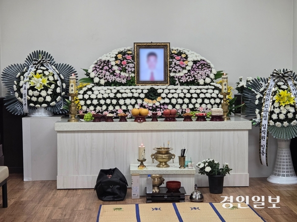 지난 28일 오후 6시께 찾은 응우옌 반 탄씨의 빈소. 이천의 한 장례식장에 빈소를 차린 그는 지난 26일 오후 5시 45분께 이천시 대월면의 태명실업에서 발생한 사고로 숨졌다. 2026.8.28 /이시은기자 see@kyeongin.com