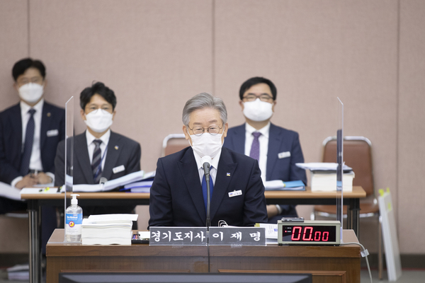 지난 2020년 10월 20일 국회 국토교통위원회의 경기도 국정감사 당시 이재명 경기도지사와 홍지선 도시주택실장. 이재명 전 도지사 왼쪽 뒤가 홍 전 실장. /경기도 제공