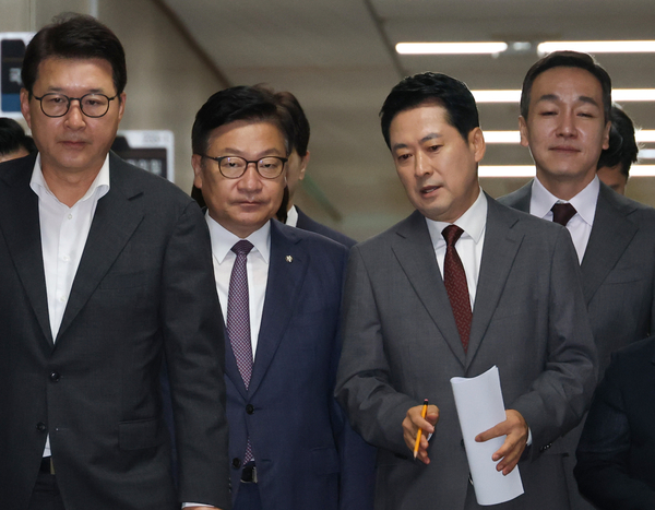 국민의힘 장동혁 대표와 정점식 원내대표가 31일 국회에서 열린 최고위원회의에 입장하며 대화하고 있다. 2026.8.31 /연합뉴스