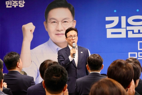 더불어민주당 김민석 대표가 30일 경기도 이천시 민주당 김윤 의원 지역사무소 개소식에 참석해 인사말하고 있다. 2026.8.30 /연합뉴스
