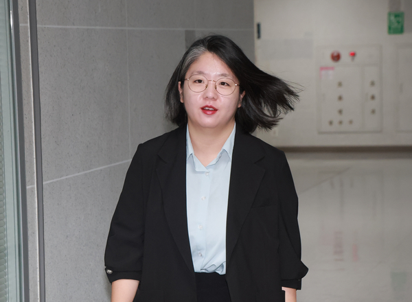 성평등가족부 장관 후보자인 기본소득당 용혜인 원내대표가 31일 국회 의원회관 자신의 사무실로 출근하고 있다. 2026.8.31 /연합뉴스