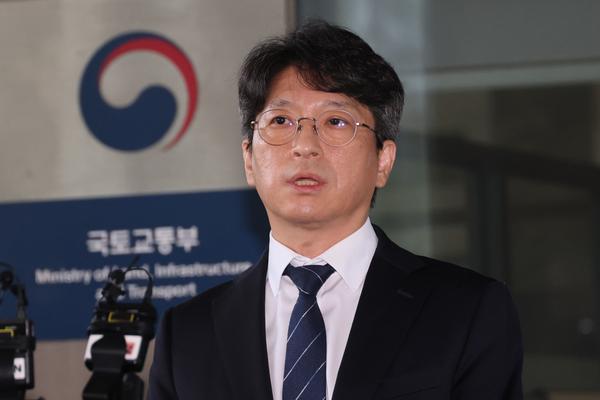 홍지선 국토교통부 장관 후보자가 31일 세종시 정부세종청사로 출근하며 취재진 질문에 답하고 있다. 2026.8.31 /연합뉴스