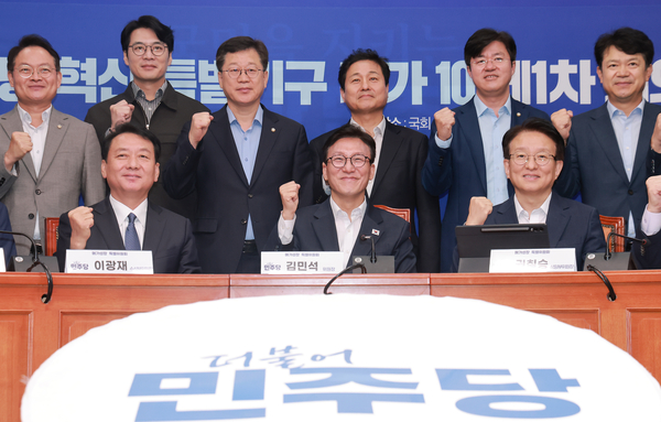 더불어민주당 메가프로젝트 및 지방성장 특별위원장인 김민석 대표가 31일 국회에서 열린 특위 제1차 회의에 참석해 기념 촬영하고 있다. 2026.8.31 /연합뉴스