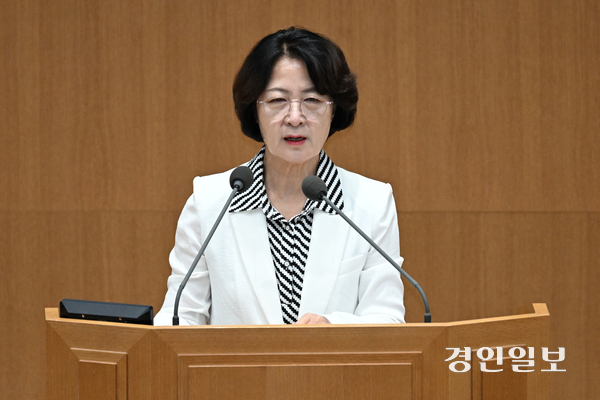 1일 오전 경기도의회 본회의장에서 열린 ‘제393회 임시회 제1차 본회의’에서 추미애 경기도지사가 2026년도 추가경정예산안 제안설명을 하고 있다. 이날 추 지사는 이번 추가경정예산안을 편성하는 과정에서 대규모 세출 구조조정을 단행한 데 대해 ‘불가피한 선택’이었다며 도의회에 협치를 제안했다. 2026.9.1 /최은성기자 ces7198@kyeongin.com