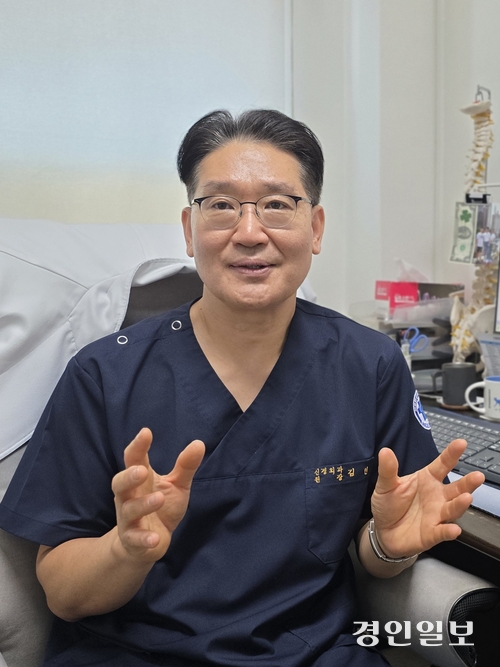 수원중앙병원 신경외과 김헌 원장은 정신병력 환자들이 늘고 있는 시대적 흐름에 맞게 의료 환경도 이들을 수용할 수 있도록 변화해야 한다고 했다. 2026.9.1 /황성규기자 homerun@kyeongin.com