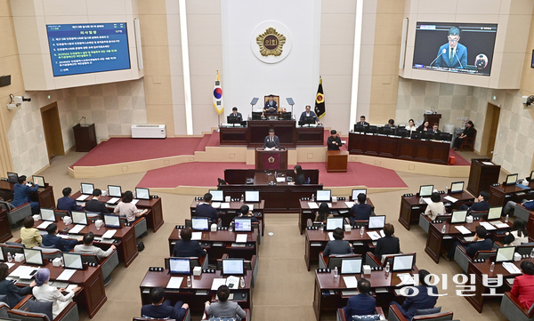 인천시의회 본회의장에서 1일 열린 ‘제313회 인천시의회 임시회 제1차 본회의’에서 신승열 인천시 기획조정실장이 2026년도 인천시 일반 및 특별회계 세입·세출 제2회 추가경정예산안 제안설명을 하고 있다. 2026.9.1 /조재현기자 jhc@kyeongin.com