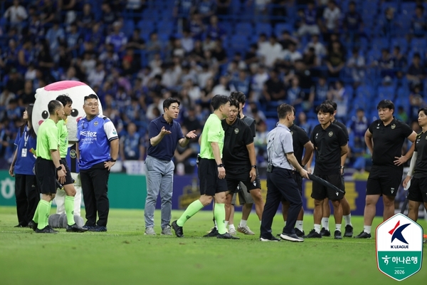 지난달 30일 인천축구전용경기장에서 열린 K리그1 전북 현대모터스와의 경기에서 윤정환 인천 유나이티드 감독이 심판에 항의하고 있다. /한국프로축구연맹 제공