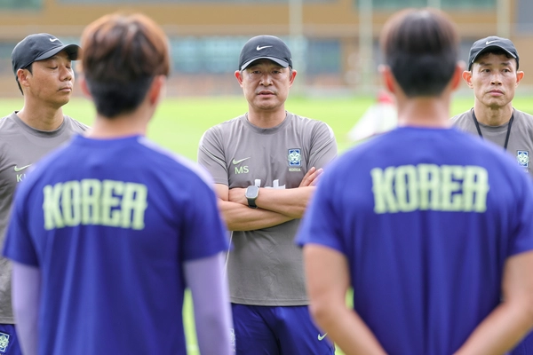 2026 아이치·나고야 아시안게임에 출전하는 23세 이하(U-23) 남자 축구 대표팀 이민성 감독이 1일 충청남도 천안 코리아풋볼파크에서 열린 소집 훈련 시작 전 선수들에게 지시사항을 전달하고 있다. 2026.9.1 /연합뉴스