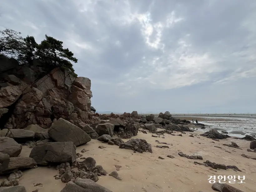 하나개해수욕장에 썰물로 물이 빠지면서 너른 갯벌과 해안가 기암괴석이 모습을 드러내고 있다. 2026.9.1 /송윤지기자 ssong@kyeongin.com