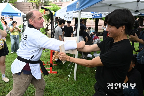 2일 수원시 아주대학교에서 열린 동아리 박람회에서 외국인 유학생들이 태권도 동아리 부스를 체험하고 있다. 2026.9.2 /최은성기자 ces7198@kyeongin.com