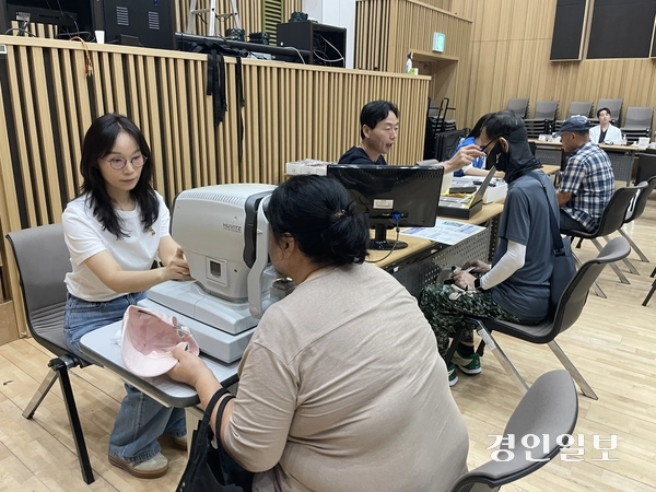 2일 가평군 음악역 1939 공연장에 마련된 가평읍·북면 60세 이상 어르신 등 대상 ‘농촌왕진버스’를 찾은 주민 등이 시력 검사 등의 검안을 받고 있다. 이날 농촌왕진버스는 양·한방 의료진료를 비롯해 근골격계 질환 관리, 통증 완화를 위한 맞춤형 운동 처방, 정밀 시력검사 및 돋보기 제공 등 다양한 의료서비스를 제공했다. 2026.9.2 가평/김민수기자 kms@kyeongin.com