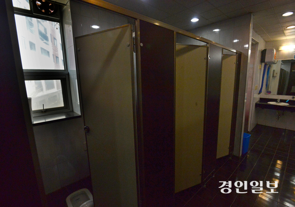 도내 한 학교의 화장실 모습. /경인일보DB