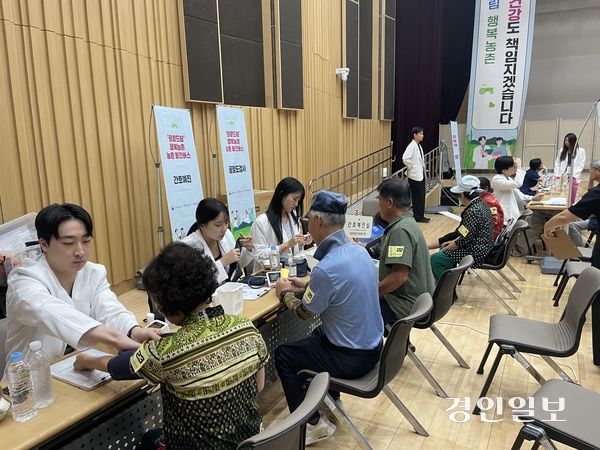 2일 가평군 음악역 1939 공연장에 마련된 가평읍·북면 60세 이상 어르신 등 대상 ‘농촌왕진버스’를 찾은 주민 등이 본격 진료에 앞서 예진을 받고 있다. 이날 농촌왕진버스는  양·한방 의료진료를 비롯해 근골격계 질환 관리, 통증 완화를 위한 맞춤형 운동 처방, 정밀 시력검사 및 돋보기 제공 등 다양한 의료서비스를 제공했다. 2026.9.2 가평/김민수기자 kms@kyeongin.com