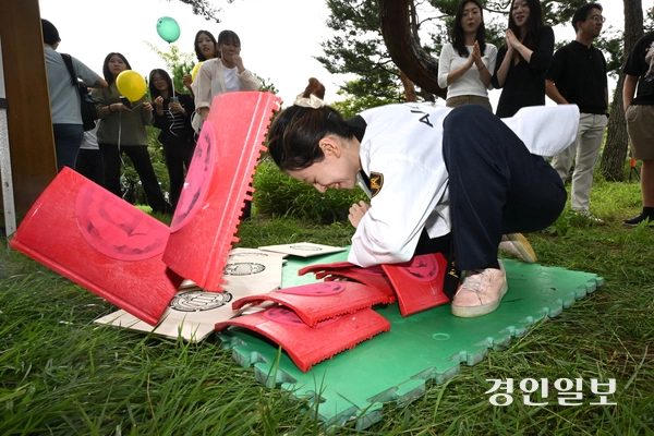 2일 수원시 아주대학교에서 열린 동아리 박람회에서 외국인 유학생들이 태권도 동아리 부스를 체험하고 있다. 2026.9.2 /최은성기자 ces7198@kyeongin.com