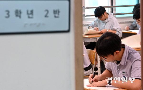 2027학년도 대학수학능력시험을 앞두고 마지막 모의평가가 실시된 2일 인천 부평고등학교에서 수험생들이 답안지를 작성하고 있다. 2026.9.2 /김용국기자 yong@kyeongin.com