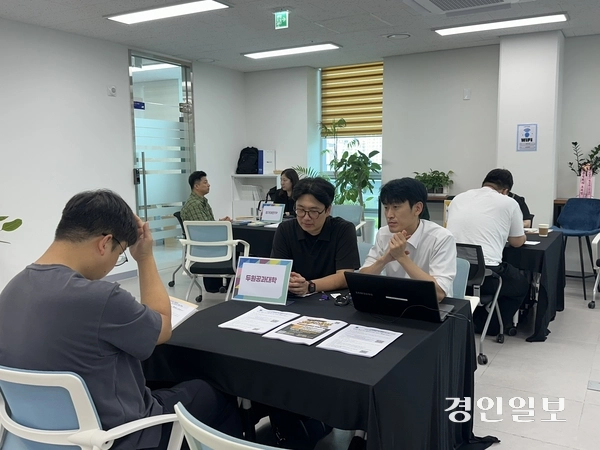 (예비)창업자들이 경기대진테크노파크, 동국대BMC, 두원공과대 등 2차 모두의 창업 경기북부지역 멘토기관과 1:1 맞춤형 상담을 진행하고 있다. 2026.9.2 /목은수기자 wood@kyeongin.com