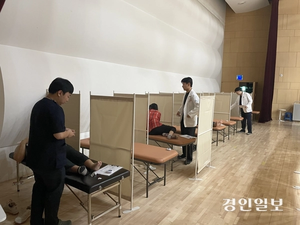 2일 가평군 음악역 1939 공연장에 마련된 가평읍·북면 60세 이상 어르신 등 대상 ‘농촌왕진버스’를 찾은 주민 등이 한방 의료진으로부터 침치료 등의 한방 진료를  받고 있다. 이날 농촌왕진버스는 양·한방 의료진료를 비롯해 근골격계 질환 관리, 통증 완화를 위한 맞춤형 운동 처방, 정밀 시력검사 및 돋보기 제공 등 다양한 의료서비스를 제공했다. 2026.9.2 가평/김민수기자 kms@kyeongin.com
