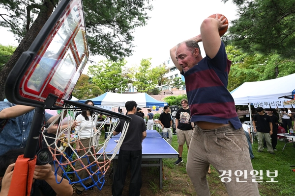 2일 수원시 아주대학교에서 열린 동아리 박람회에서 외국인 유학생들이 농구 동아리 부스를 체험하고 있다. 2026.9.2 /최은성기자 ces7198@kyeongin.com