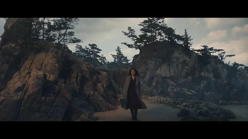 영화 ‘헤어질 결심’에서 서래(탕웨이)가 모래에 자신의 몸을 묻기 위해 해변으로 향하고 있다. /영화 ‘헤어질 결심’ 캡처